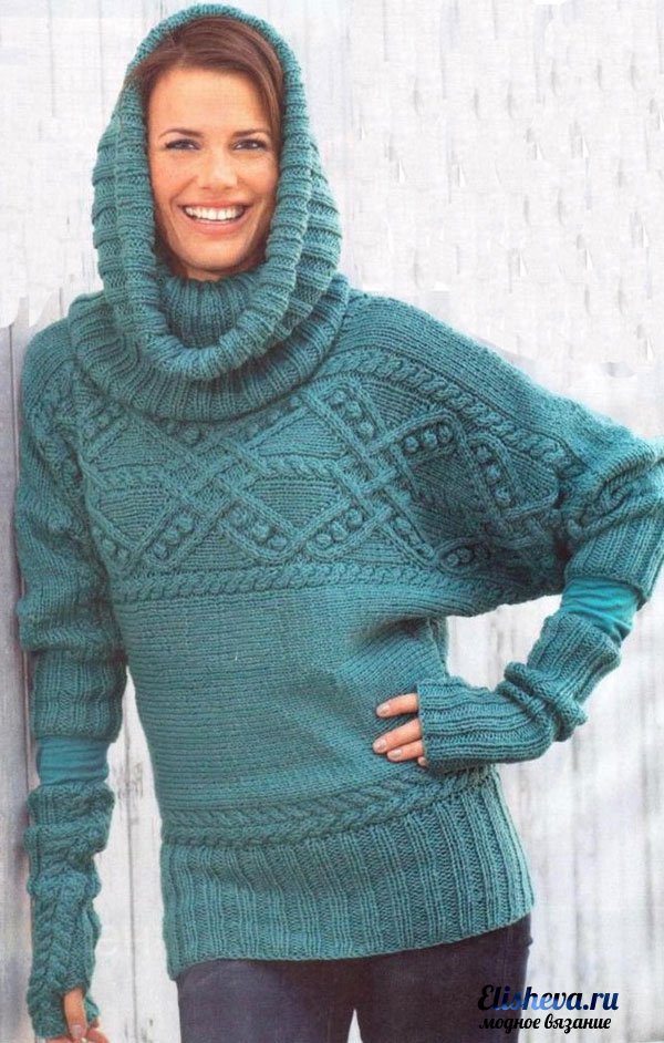 Оригинальный пуловер с рукавами «летучая мышь», воротник-хомут и митенки вязаные спицами