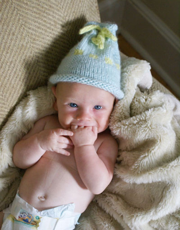 Шапочка для малыша от Laurie Kimmelstiel вязаная спицами